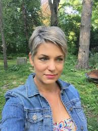 If you have straight hair, a choppy pixie with lots of different layers is perfect for you. Salt And Pepper Gray Hair Grey Hair Silver Hair White Hair Granny Hair No Dye Dye Free Natural Hi Short Hair Styles Gray Hair Highlights Short Grey Hair