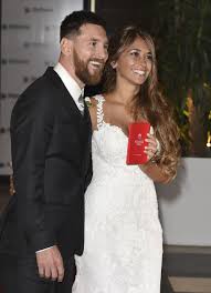 Lionel Messi Married His Childhood Sweetheart And The Photos Are Stunning Lionel Messi Messi Soccer Wedding