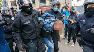 Zudem soll am pfingstsonntag eine demo gegen hohe mieten mit 10.000 teilnehmern durch die. Berliner Polizei Zahlte Uber 1 400 Festnahmen Bei Demos Uber Pfingsten Rbb24