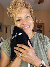 Hello and Happy Thursday! My name is Tonya and I'll be your beauty guide  along with Delana Turpin Wommer, for this workshop/online PARTY. I'm a skin  care and makeup addict that fell