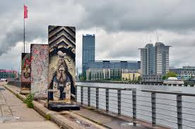 The berlin wall was a guarded concrete barrier that physically and ideologically divided berlin from 1961 to 1989. The Berlin Wall Berliner Mauer In Germany Editorial Image Image Of Capitol Europe 51138140