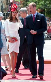 Duchess of cambridge gets first covid vaccine dose. Kate Middleton 10 Weisse Kleider In Denen Sie Die Ultimative Hochzeits Inspiration War Vogue Germany