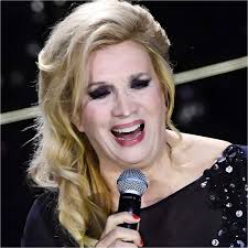 La maculopatia mi sta lentamente portando via la vista. Il mio  peggioramento è graduale, lento ma costante. E non c'è la possibilità di  migliorare: bisogna solo adeguarsi e cercare di andare avanti.