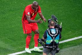 Romelu menama lukaku bolingoli؛ مواليد 13 مايو 1993) هو لاعب كرة قدم بلجيكي يلعب مهاجمًا لنادي الدوري الإيطالي إنتر ميلان و‌المنتخب البلجيكي. Ø§Ø±Ù‚Ø§Ù… Ù…Ù…ÙŠØ²Ø© Ù„Ù€ Ù„ÙˆÙƒØ§ÙƒÙˆ Ù…Ø¹ Ø§Ù„Ù…Ù†ØªØ®Ø¨ Ø§Ù„Ø¨Ù„Ø¬ÙŠÙƒÙŠ