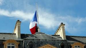 Drapeau français en berne à la préfecture de police de paris le 8 janvier 2015, en hommage aux victimes de l'attentat contre charlie hebdo. Le Deuil National Une Decision Rare En France
