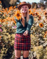 Fashion Girl In Flower Field Perfect Fall Outfit Fashion Girl Fashion