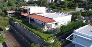 Özdil'in villasının birçok bölümünde imara aykırı eklentiler yapıldığı, 142,5 metrekare olan yapının, kaçak eklentilerle 310 metrekareye çıkarıldığı tespit edildi. Yilmaz Ozdil In Kacak Villasindan 380 Bin Lira Ceza Son Tv