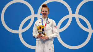 She stands at a height of 5 ft 5 in tall or else 1.65 m or 165 cm. U7rp51 Hix6l6m