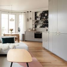 Un Appartement Lumineux Repense Pour Une Future Vie De Famille En 2020 Facade Meuble Cuisine Appartement Douche En Coin