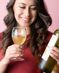 Un buen vino es poesía embotellada 😍🍾 ¿Qué esperas para sumergirte en  esta sublime experiencia? 🥂 Te esperamos en Vilcabamba, calle Bolívar  10-50 entre Diego Vaca de Vega y Agua de Hierro