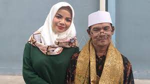 Dj dinar candy mempunyai penampilan yang seksi, ia mengakui bahwa memang melakukan operasi untuk memperbesar dada dengan harga hingga 70 juta. Ayah Dinar Candy Ngambek Tahu Kabar Anaknya Berkasus Dari Orang Lain