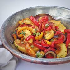 Le mele caramellate in padella sono perfette per essere gustate a merenda o a colazione, vedrete, piaceranno proprio a tutti. Peperoni E Mele In Padella La Luna Sul Cucchiaio