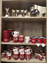 Une Vaisselle Pour Les Amoureux Du Style Chalet A Retrouver Sur Notre Site Ou En Magasin Deco Montagne Magasin Deco Vaisselle