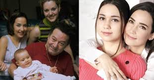 Beste açar, hayatını kaybeden babası kayahan ile konuştuğunu ileri sürerek instagram hesabından yaptığı paylaşımda yeniden evlenmesine rağmen babasının soyadını kullanan i̇pek açar'a şimdiki beyefendi eşinin soyadının önünde kullanmasın iznim yok diyerek tepki gösterdi. Kayahan In Kizi Asli Gonul Den Annesi Ipek Acar A Duygusal Mesaj 21 Yasindaki Asli Gonul Londra Dan Seslendi Galeri Takvim