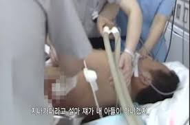 어머니의 하나뿐인 아들이자, 참수리 357호 의무병 '박동혁' 상병 참수리 357호 대원들은 실전을 방불케 하는 고된 훈련 속에 서로를 의지하며 가족. ì 2ì°íí´ì  êµ°ìê´ ê³  ë°ëí ë³'ì¥ ë¤í ì¬ì¡°ëª ìí¤í¸ë¦¬