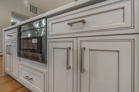 These maple glazed cabinets come in varied designs, sure to complement your style. H9 Pearl Glaze Collection Samara Cabinetry