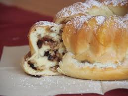 Der Karntner Reindling Ein Germteigklassiker Der Auch Dem Rest Osterreichs Schmeckt Fluffiger Germteig Trifft Auf Butter Zimt Reindling Susse Backerei Teig