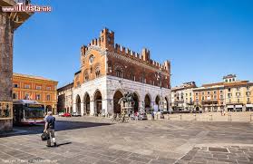 Cerchi appartamento in affitto a appartamenti affitto centro storico piacenza? Piazza Cavalli In Centro A Piacenza Emilia Romagna Foto Piacenza