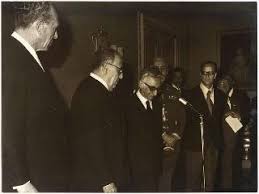 It covers why the nationalists won, what conditions led to the civil war and how franco governed spain. Il Presidente Della Repubblica Giovanni Leone Riceve In Udienza Franco Restivo Ministro Della Difesa Con Franco Bertagnolli Presidente Dell Associazione Nazionale Alpini Con Il Consiglio Direttivo In Occasione Del Centenario Del Corpo