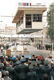 Byen har også en av tysklands høyeste konsentrasjoner av private og offentlige forskningsinstitusjoner. Berlin Store Norske Leksikon