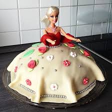 Und nachdem ich ihre schwester mit einer lightning mcqueen torte überrascht hatte, durfte natürlich auch ein wunschkuchen für aliyah nicht fehlen. Rezept Und Anleitung Fur Eine Barbie Torte Brotfrei