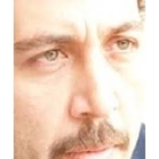 Ayvalık'taki kız arkadaşının ailesiyle tanışmak, kovulduğu işini geri kazanmak ve ilk iki hedefi yol arkadaşı şeref'e rağmen başarmak. Emre Kinay Yonetici Www Durutiyatro Com Xing