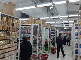 Eco shop sebuah kedai serbaneka yang menjual pelbagai barangan keperluan harian dengan harga rm2.10 seperti makanan, barangan peribadi, alatan mandi, hardware selain daripada kedai fizikal, sebenarnya eco shop juga menyediakan pembelian secara online iaitu melalui platform shopee. Eco Shop Klang Parade Mall