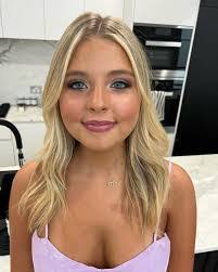 Samantha Lauren's Instagram, Twitter & Facebook