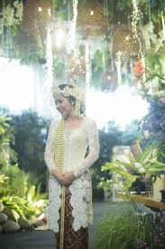 Kebaya batak kuning keemasan full payet. 30 Model Kebaya Pengantin Modern Untuk Akad Nikah