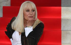 Mamá dame cien pesetas — raffaella carra. Tanti Auguri Raffaella Bellaweb It