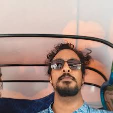 Tôi nói "tôi, không phải " ,hay "cũng không phải tôi", tôi sinh ra ở Uk.  "Cả hai" không có nghĩa là giống nhau. Người khiến tôi khó chịu là "Tôi có