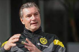 Borussia dortmunds sportdirektor michael zorc ist seit vielen jahren im geschäft, die unter der regie von trainer jürgen klopp gewann der bvb am 26. Borussia Dortmund Zorc Bestatigt Favre Auch In Neuer Saison Dortmund Trainer Sportmeldungen Stuttgarter Zeitung