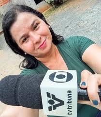 Olha só a @dioneaguiar passando no seu feed para avisar que daqui a pouco  começa o #JT1 na minha telinha! 📺✨ #tvtribuna #bastidores