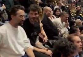Comunque Stefano De Martino era insieme a Brenda Lodigiani ieri al concerto di Rosalia…questa è la migliore foto disponibile ma mi aspetto a breve un bel primo piano da Chi, Diva e