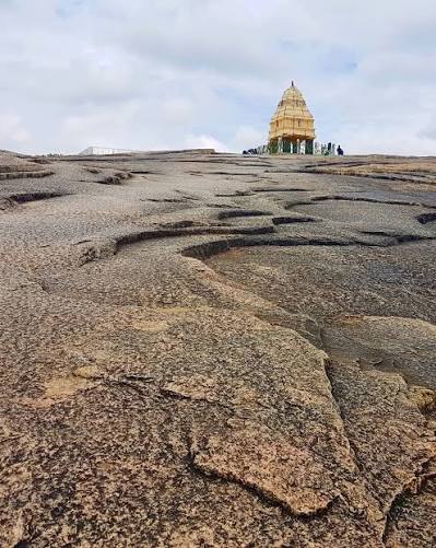 Did you know the Lalbagh hill is made up of 3,000 million-year-old peninsular gneissic rocks? It is also called the Lalbagh rock! Tell us the last time you visited Lalbagh Garden? #things2doinBengaluru #