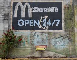 Demi mendapat soda, makanan dan uang tunai, ia mencurinya di bagian drive thru mcdonalds. Mcd Terdekat Dari Sini
