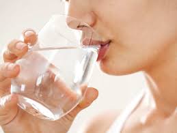 06.03.2020 · drinking a lot of water can help flush out all the harmful particles from your body. How Much Water Should You Drink In A Day The Times Of India