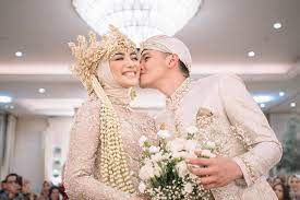 Citra pun tampak sangat memesona. Potret Resepsi Pernikahan Citra Kirana Dan Rezky Adhitya Dengan Adat Sunda Womantalk