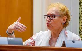Renate weber a fost revocată, miercurea trecută, din funcția de avocat al poporului, după ce plenul comisia de la veneţia cere explicaţii preşedinţilor celor două camere ale parlamentului, anca dragu şi ludovic orban, în legătură cu revocarea avocatului poporului, renate weber. Revista 22
