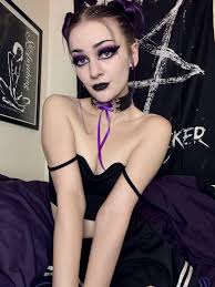 hi if youre new here!! Im Bealz, my sites are on sale and Im going live  at 4pm PST today on Onlyfans 💦 : uimpossiblepig666