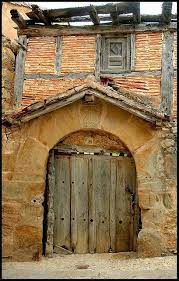 Attention A Ne Pas Claquer La Porte Trop Fort Tout Pourrait S Ecrouler Unique Doors Cool Doors Old Doors