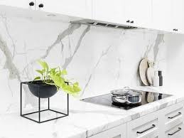 Kitchen set atau meja akan mempunyai penampilan yang mewah dan menarik jika menggunakan granit, marmer, atau batu alam lainnya. 10 Material Backsplash Kitchen Set Mana Yang Pas Untuk Dapur Anda