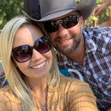 Eva Ledford's Instagram, Twitter & Facebook