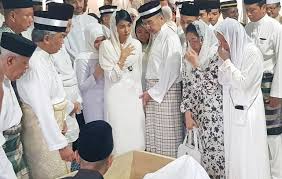 Jenazah adinda kepada sultan pahang, tengku arif bendahara pahang tengku abdullah sultan abu bakar, 78, selamat dikebumikan di makam diraja pekan pada 7.15. Bernama On Twitter Pemangku Raja Pahang Tengku Abdullah Sultan Ahmad Shah Berangkat Ke Istiadat Pemakaman Tengku Arif Bendahara Pahang Tengku Abdullah Sultan Abu Bakar Di Makam Diraja Pekan Https T Co Bvjpwnmkrf
