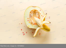 Разрезать дыню и банан в презервативе, посыпав цветным фоном. Эротический  концепт :: Стоковая фотография :: Pixel-Shot Studio