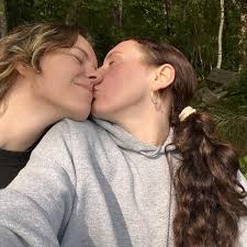 taking break from reminding you to come to all the shows I've announced to  introduce you to summer carol. Summer carol is similar to winter carol but  less…cold and full of dread ?