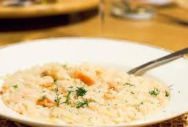 Il risotto alla zarina è un classico della tradizione, legato alle occasioni speciali, al gusto ricercato e raffinato, una combinazione di sapori con salmone affumicato,caviale e vodka. Risotto Alla Zarina Con Vodka E Salmone Affumicato Paperblog