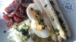 Assiette D Asperges Chou Rave Rape Oeuf Dur Et Tomates Cuisine De Gut Chou Rave Recette Chou Choux