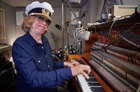 Danach verließen schneider, sein diener bodo, sein elfjähriger sohn charlie, der wir versuchen, helge schneider umzustimmen. doch der entertainer aus dem ruhrpott ließ sich nicht umstimmen. Helge Schneider Mit Mini Band Ein Abend Ohne Katzeklo Kultur Stuttgarter Zeitung