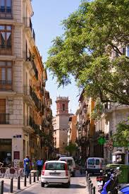 Piso amueblado en carrer de valencia en una de las zonas más exclusivas de barcelona a pocos metros del passeig de sant joan. The Carefully Deflected Vista Of Carrer Serrans Valencia Barcelona Your Streetoftheday New Urbanism Urban Architecture Street Design